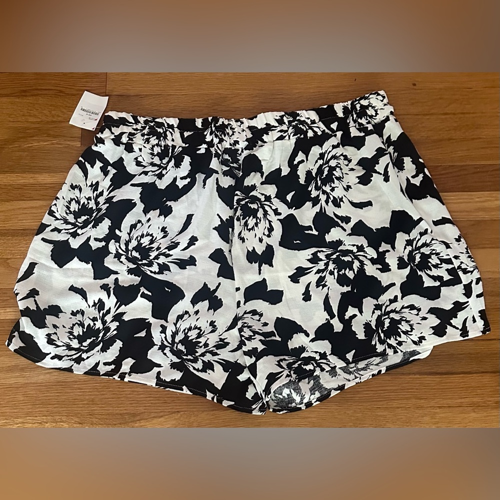 KATHY IRELAND size 3X, Floral,  Black and White  Shorts. NWT!